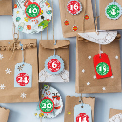 24 Adventskalender Zahlen Aufkleber ROT/GRÜN Schneeflocken - rund 4 cm Ø - Sticker Weihnachten zum basteln dekorieren DIY